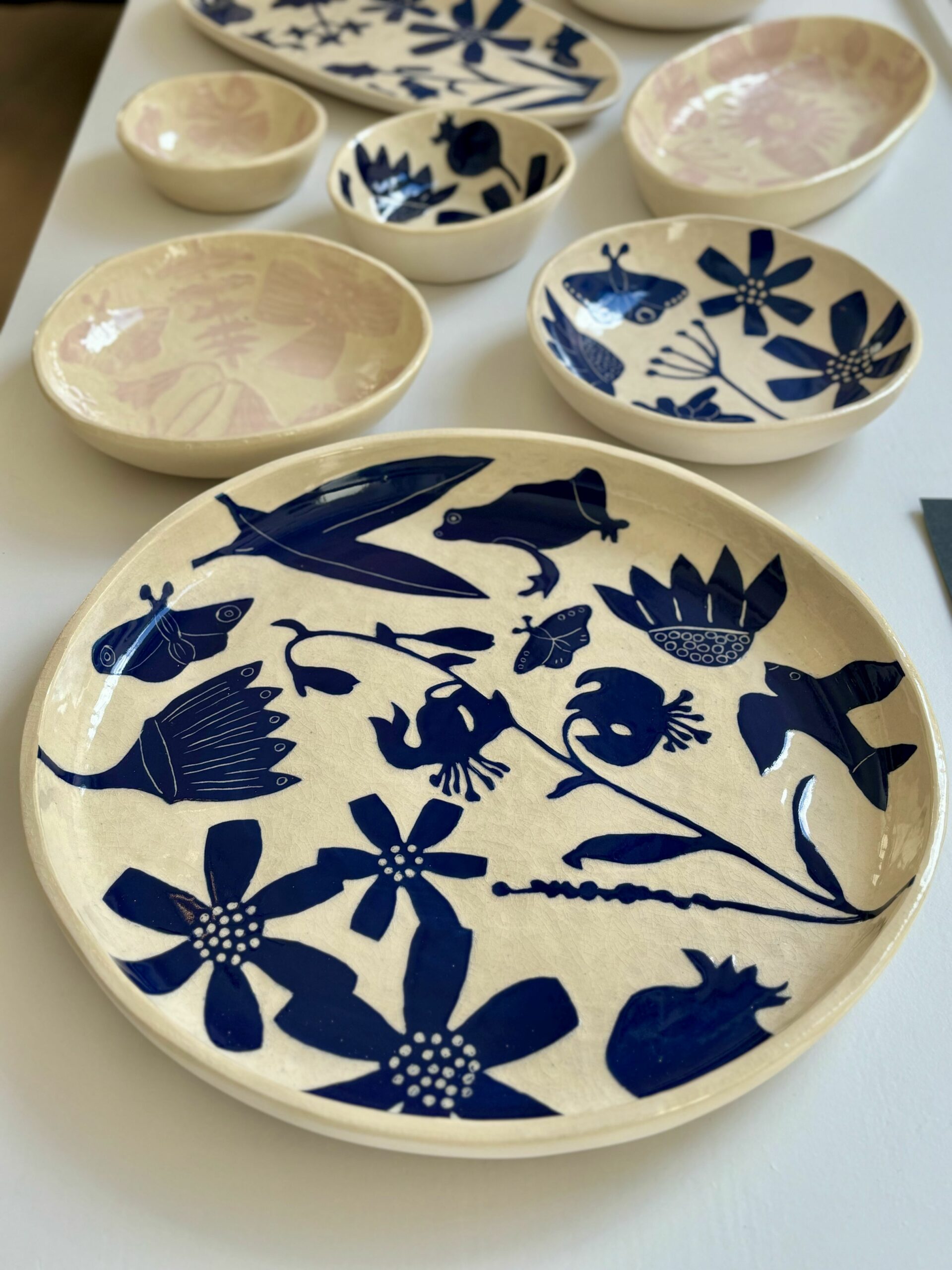 Keramik Teller und Schalen mit floralen Motiven in Sgrafitto Technik, blau und rosa
