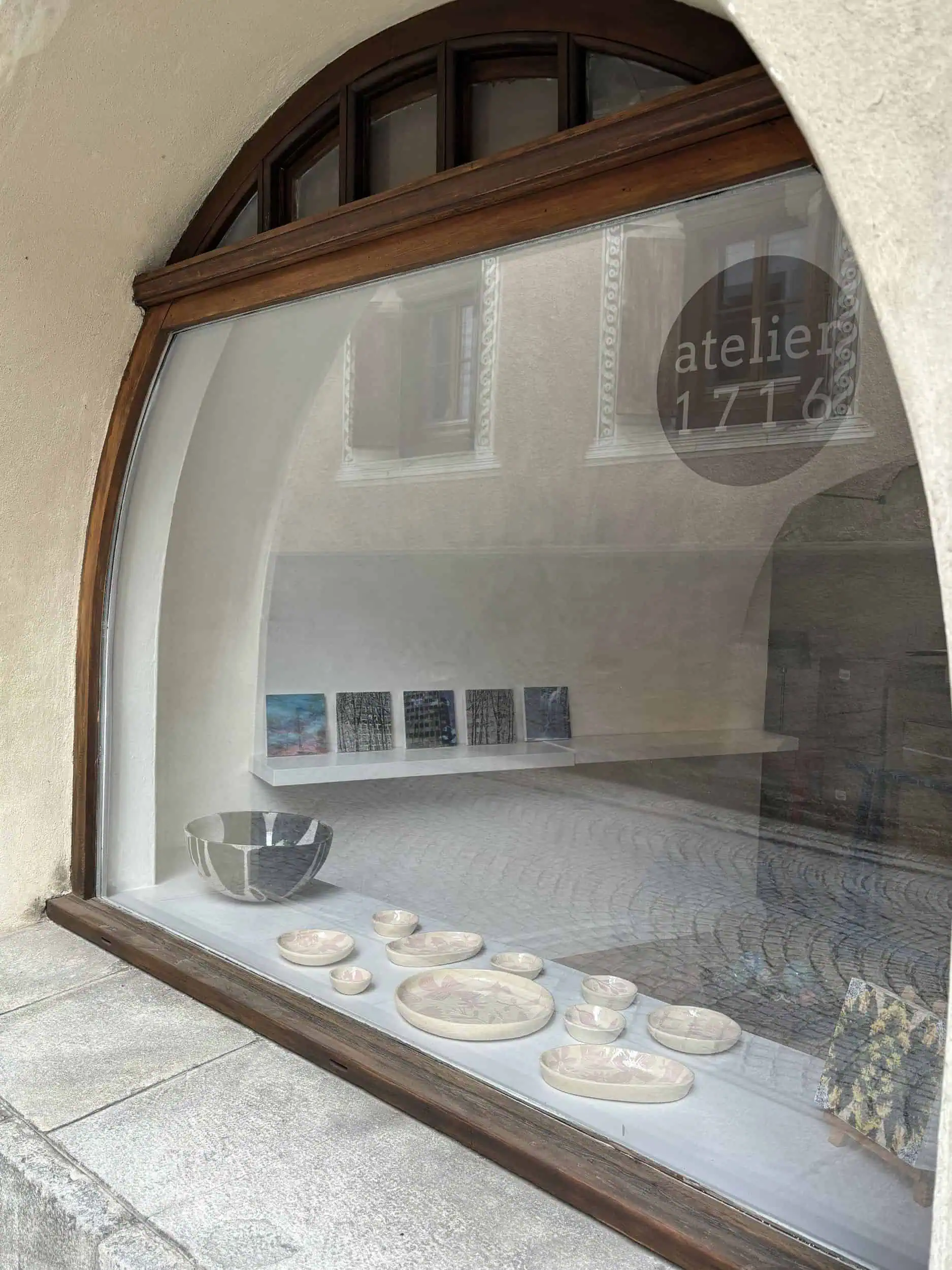 Schönes Schaufenster mit Keramik und Kunstwerken by atelier1716.