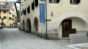 Aussenansicht des atelier1716 an der historischen Via Maistra in Zuoz