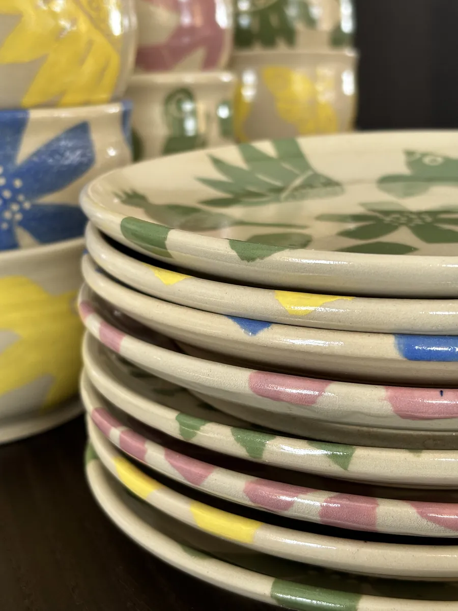 Keramik Geschirr Teller und Schalen gestapelt