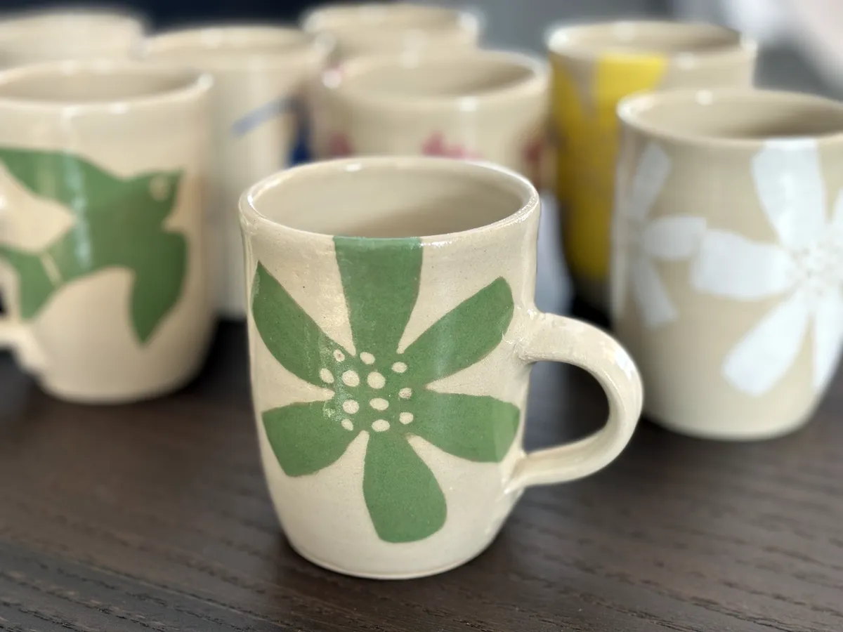 Tasse der Geschirrserie Flora & Fauna mit grüner Margerite