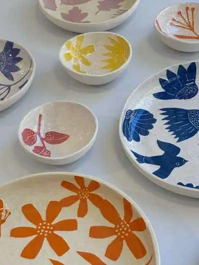 Bunte handbemalte Keramikschalen Flora & Fauna mit Blumen- und Tiermotiven.